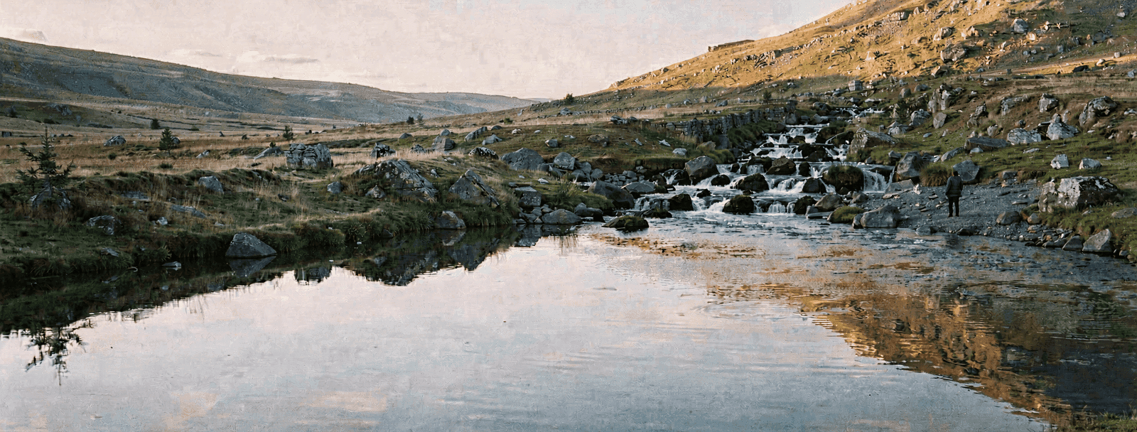 Stilles Hochland im Morgenlicht; ein Bach kommt in einem spiegelglatten See zur Ruhe